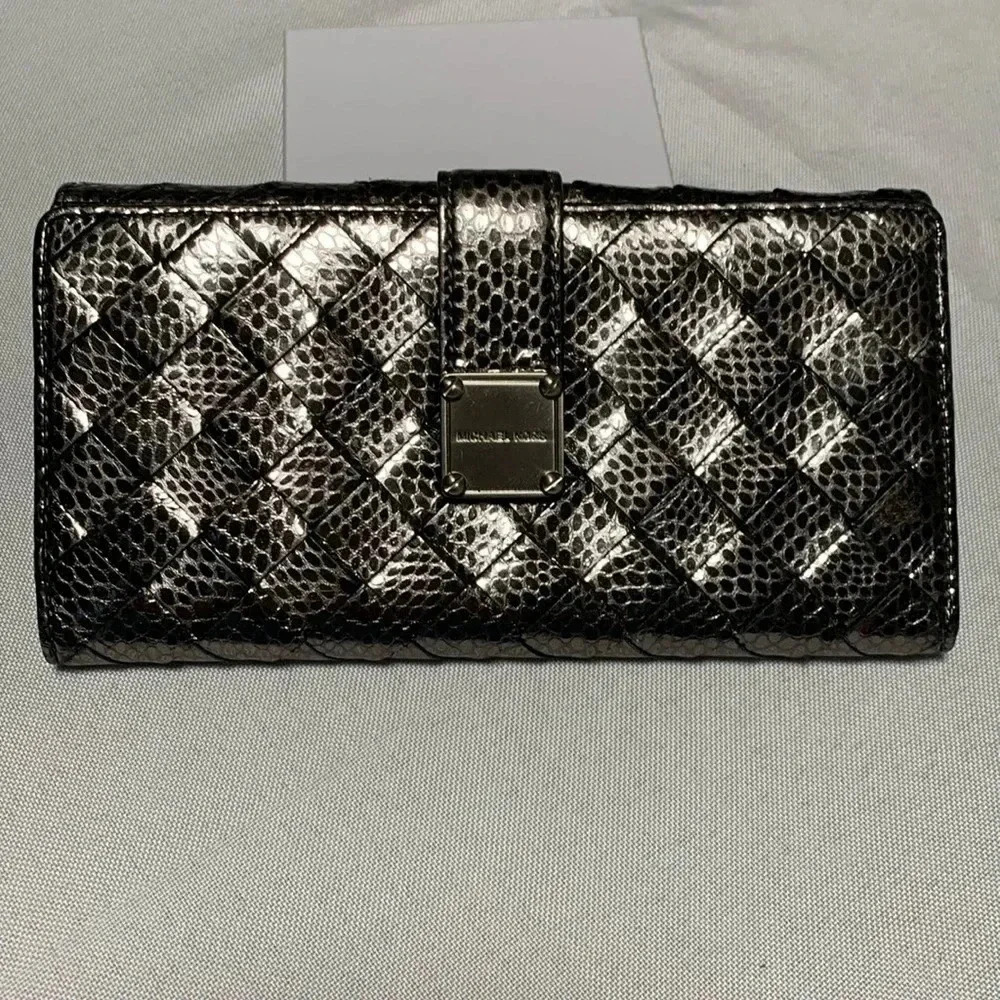 MICHAEL KORS Wallet, NWOT.